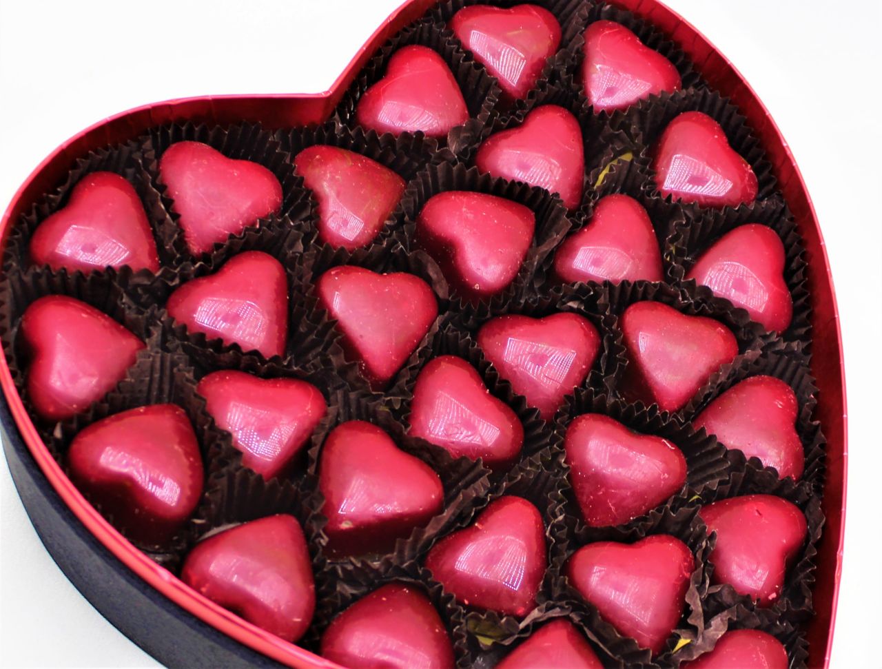 Dark Brown Siyah Puantiyeli Kalpli Çikolata Kutusu Kırmızı Kalp