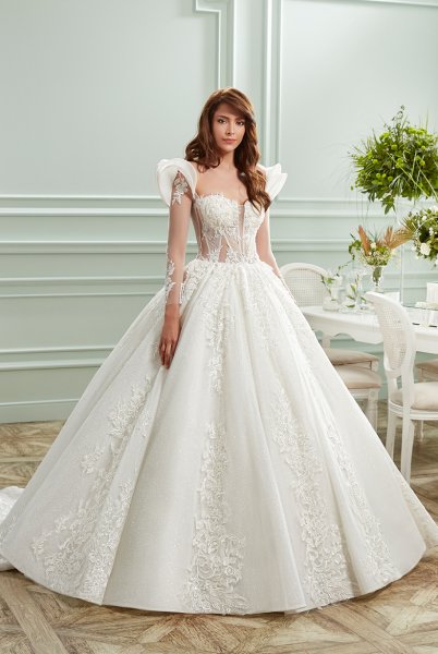 ESMERALDA - Modelo de vestido de novia con falda de princesa hinchada y cuello de reina ESMERALDA - Modelo de vestido de novia con falda de princesa hinchada y cuello de reina