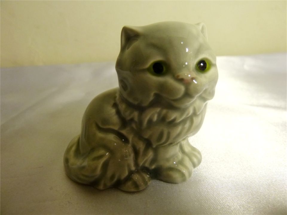 Goebel imzalı ve imalat damgalı porselen el boyaması kedi figürlü biblo
