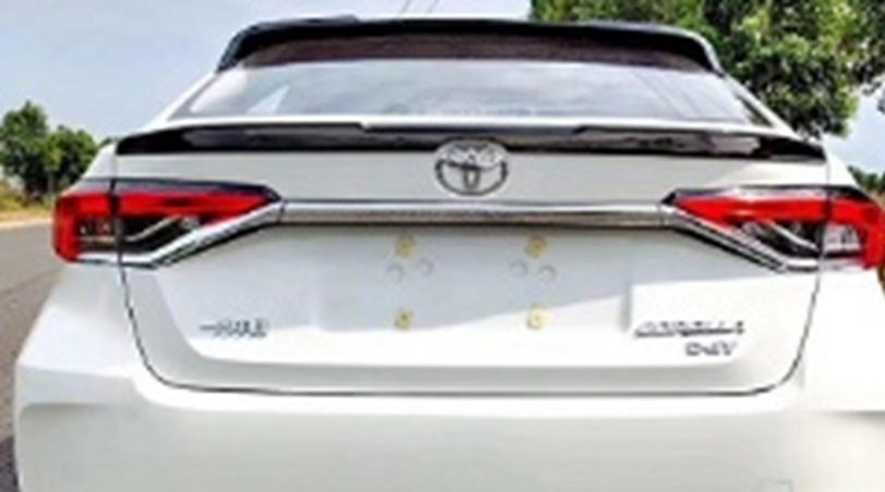 toyota corolla bagaj ustu spoiler siyah yarasa 2019
