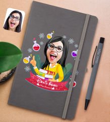 BK Gift Kişiye Özel Kadın Kimya Öğretmeni Karikatürlü Gri Termo Deri Defter ve Metal Versatil Kalem(0,7 Kurşun) Hediye Seti-1