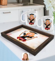 Kişiye Özel İsimli Kadın Mezun Karikatürlü Doğal Ahşap Tepsi ve 2âli Kupa Bardak Seti-1