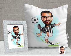 Kişiye Özel Siyah Beyaz Futbolcu Karikatürlü Dekoratif Yastık ve Çerçeve Hediye Seti