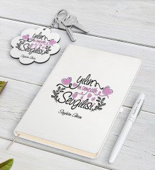 Kişiye Özel Yılın En Sempatik Sevgilisi Beyaz Defter Kalem ve Anahtarlık Hediye Seti